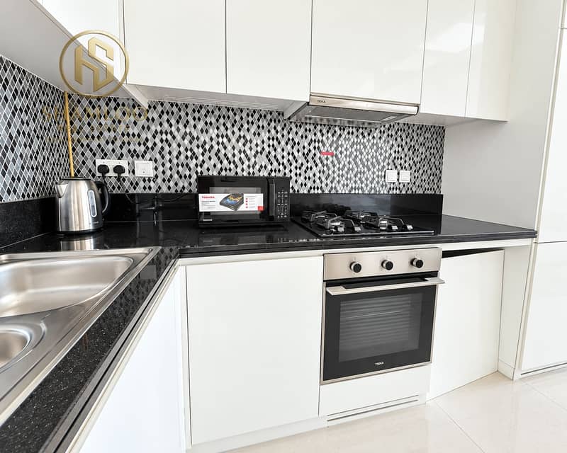 7 Modern White Kitchen with Mosaic Backsplash. png