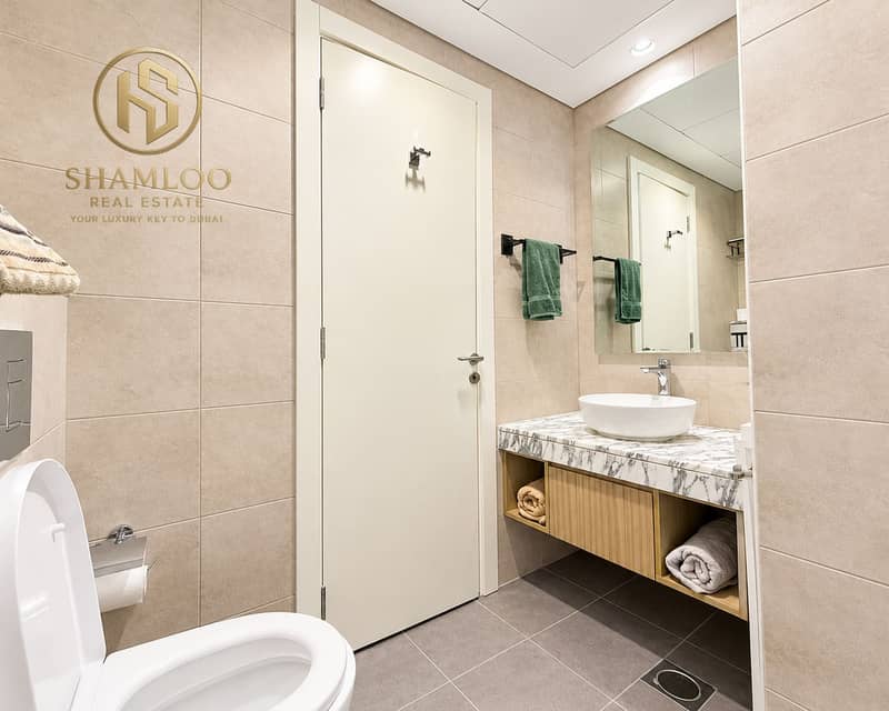 10 Modern Taupe Bathroom with Green Towels. png