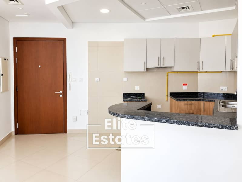 9 Modern Apartment Kitchen with Curved Peninsula. png