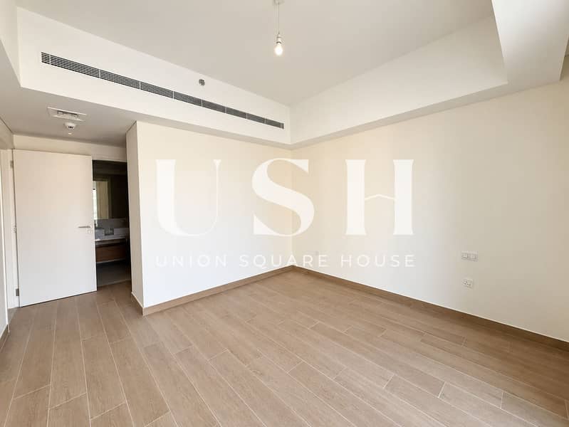 6 Bright Minimalist Empty Apartment Interior. png