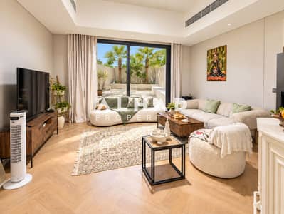 2 Camere Townhouse in affitto a Mohammed Bin Rashid City (MBR City), Dubai - Sunlit Scandinavian Living Room Courtyard View. png