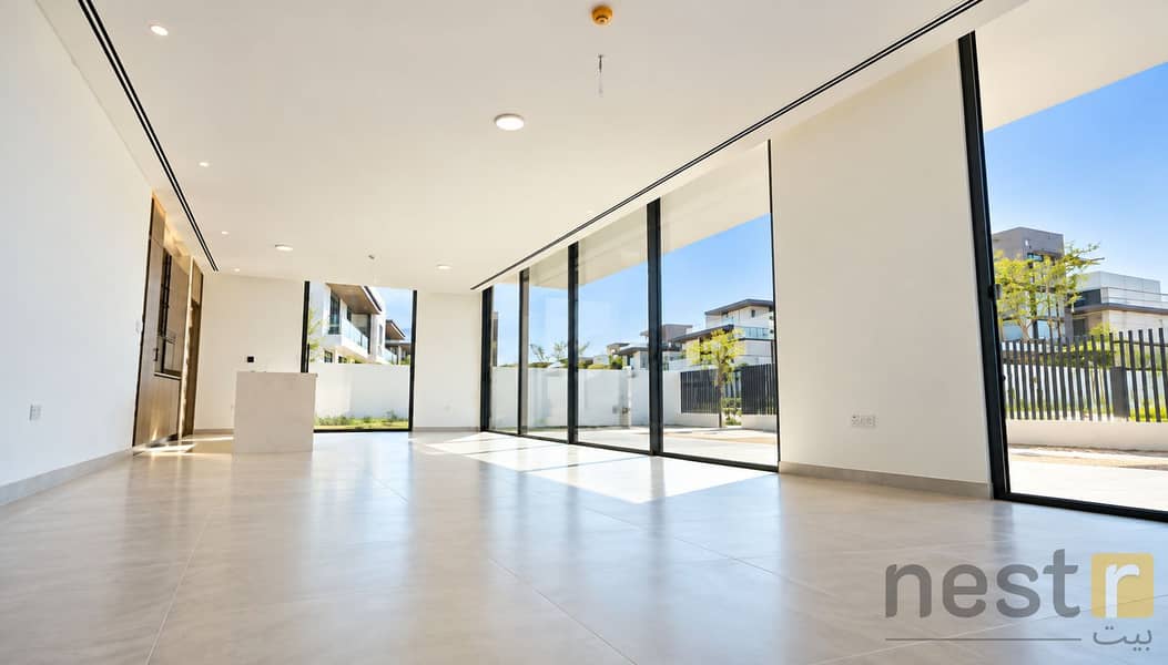 5 Sunlit Minimalist Open-Plan Interior. png