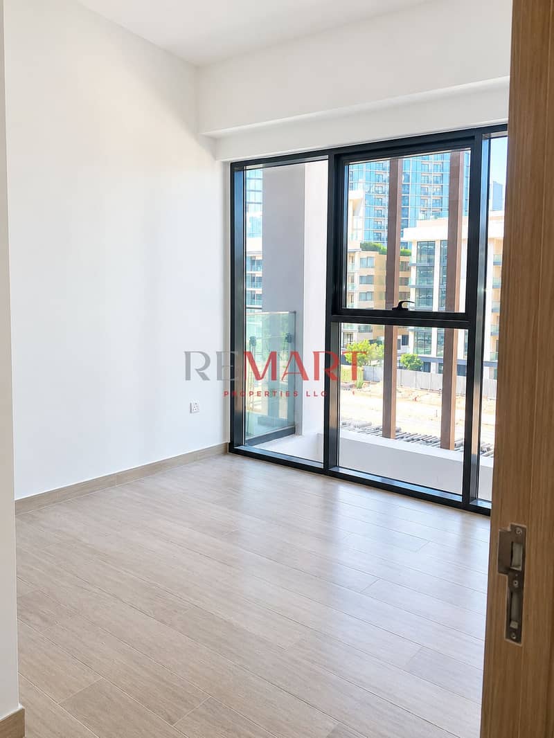 3 Bright Empty Apartment with Urban View. png