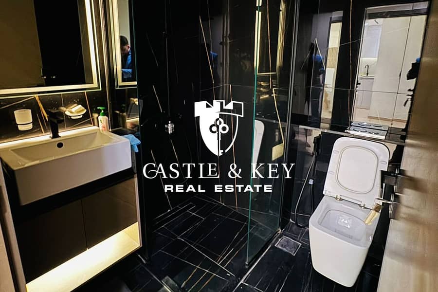 9 Bathroom. jpeg