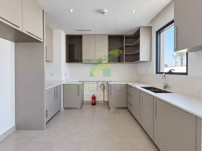 4 04-dubai-rosa-arabian-ranches-4-bedroom-corner-townhouse-kitchen-angle. jpg