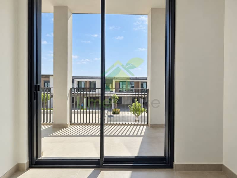 8 08-dubai-rosa-arabian-ranches-4-bedroom-corner-townhouse-bedroom-terrace-outlook. jpg