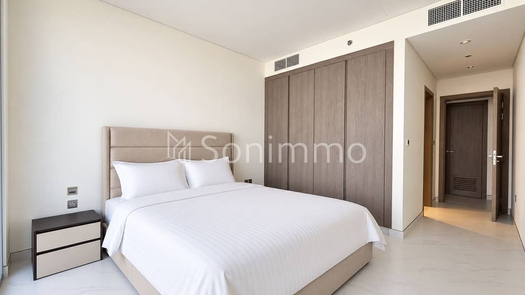 12 Minimalist Bedroom with Built-In Wardrobe. png