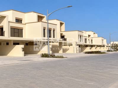 4 Camere Townhouse in affitto a DAMAC Lagoons, Dubai - Sunlit Cream Townhouse Streetscape-8