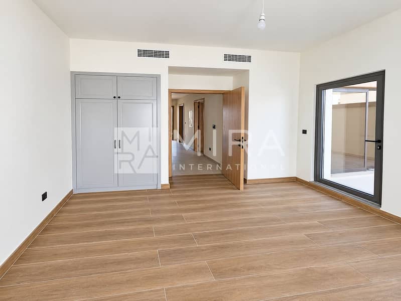 10 Bright empty bedroom with balcony doors-9