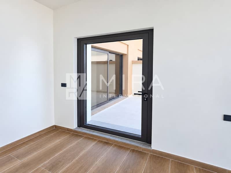 14 Bright empty room with balcony door-6