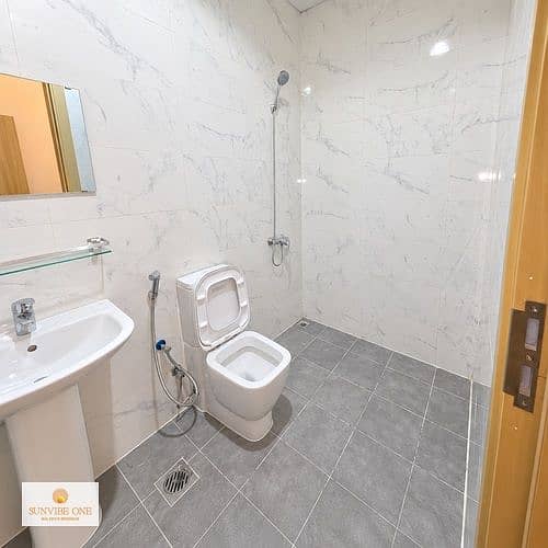 15 bathroom_bright_500x500. jpg