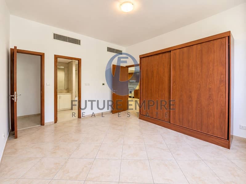 8 Bright Modern Room with Built-In Wardrobe. png