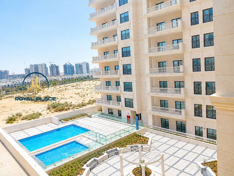 14 Sunny Luxury Courtyard with City Views. png