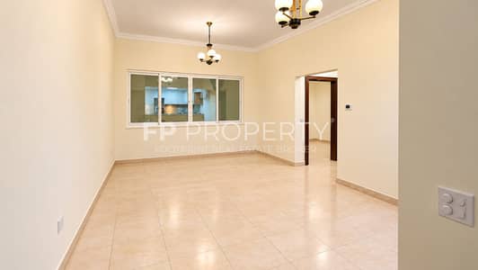 فلیٹ 1 غرفة نوم للايجار في مدينة دبي الرياضية، دبي - Empty Warm-Toned Apartment Living Room. png