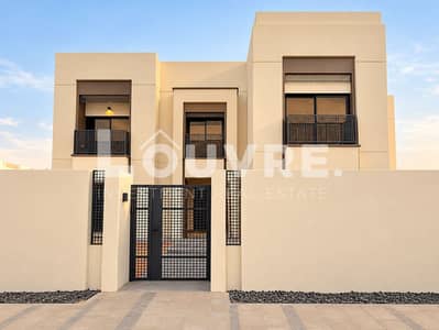 فیلا 6 غرف نوم للايجار في الشامخة، أبوظبي - Modern Beige Villa with Charcoal Gate. png