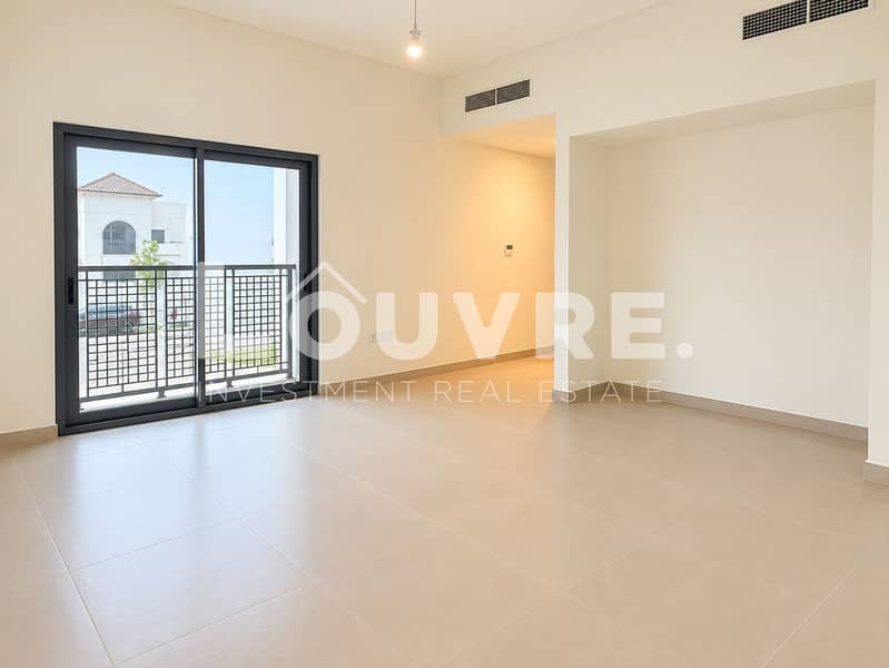 17 Empty Modern Room with Glass Balcony Door. png