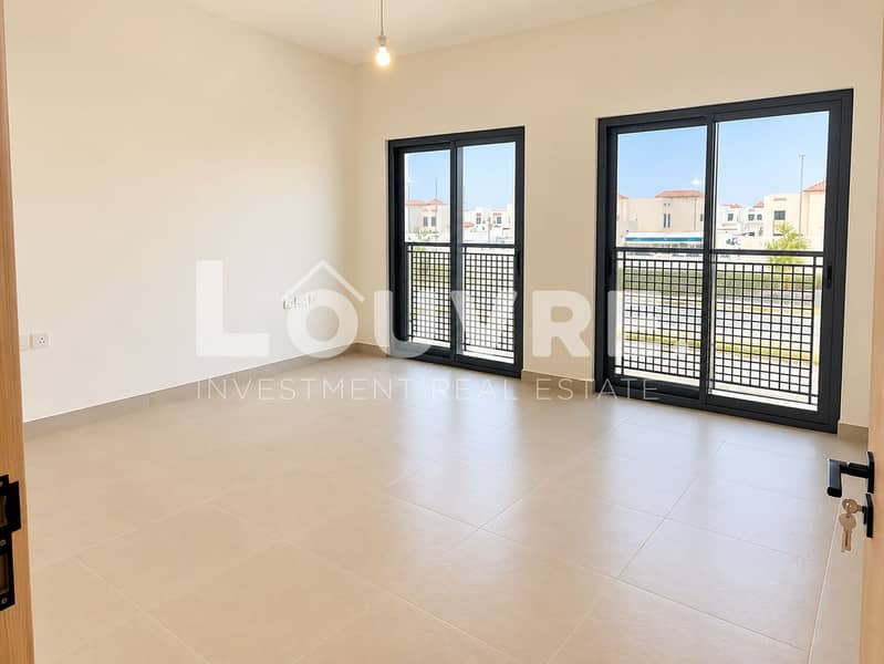 20 Bright Empty Room with Balcony Views. png