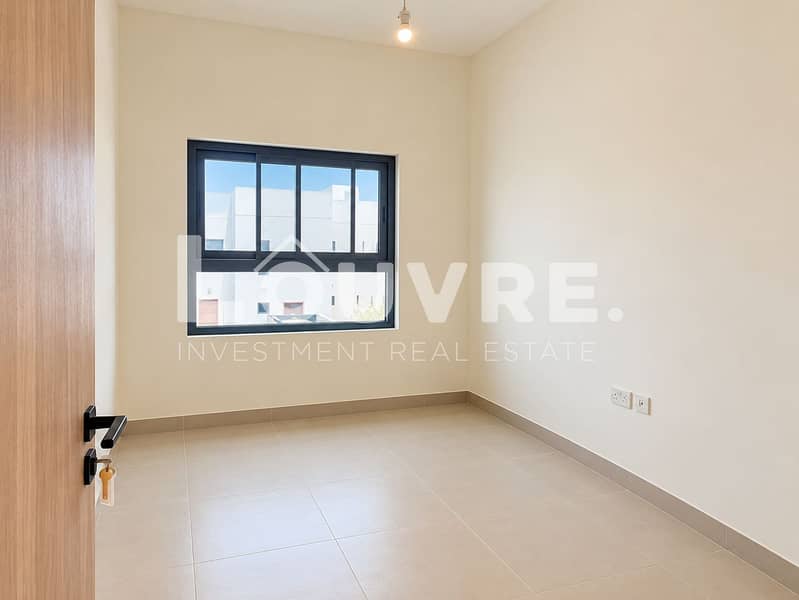 21 Minimal Room with City View. png