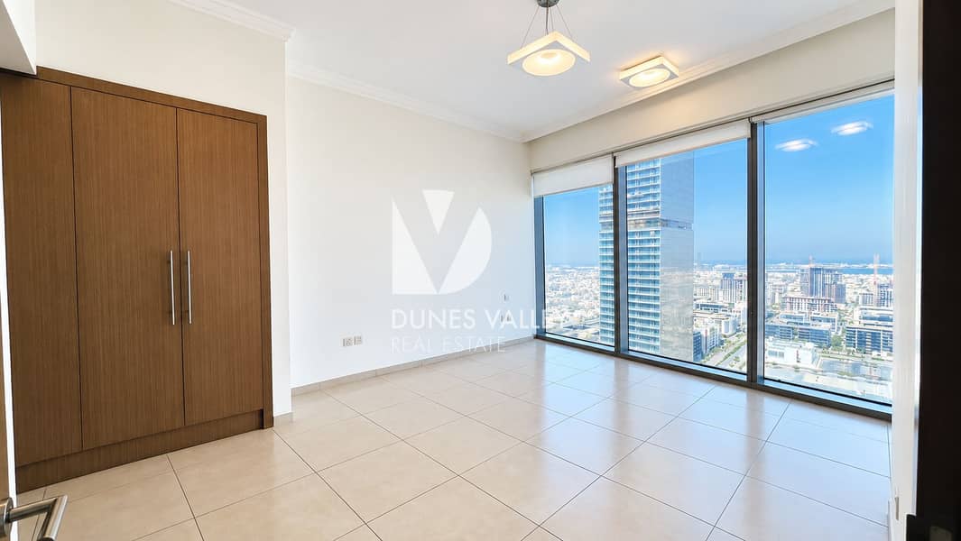 2 Bright Modern Bedroom with City Skyline Views. png