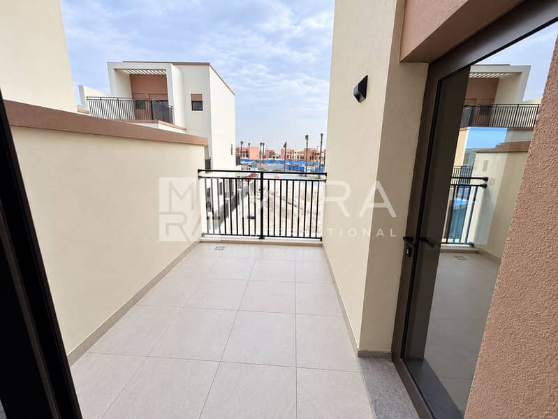 21 Cleaned balcony with construction-site view-1