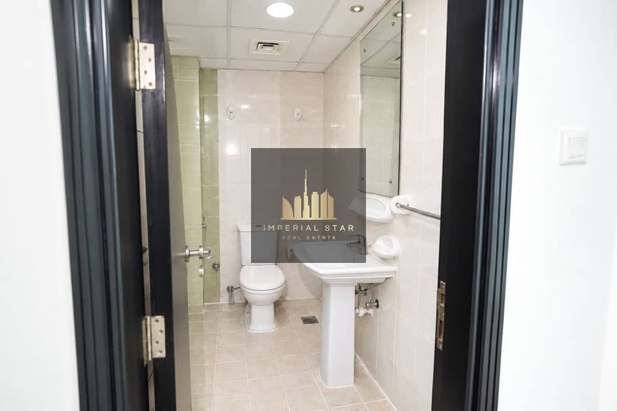 10 Bright Modern Bathroom Interior (1). png