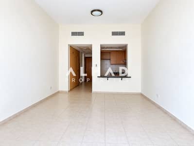 1 Спальня Апартаменты в аренду в Дисковери Гарденс, Дубай - Bright Empty Apartment Interior with Kitchen Pass-Through. png