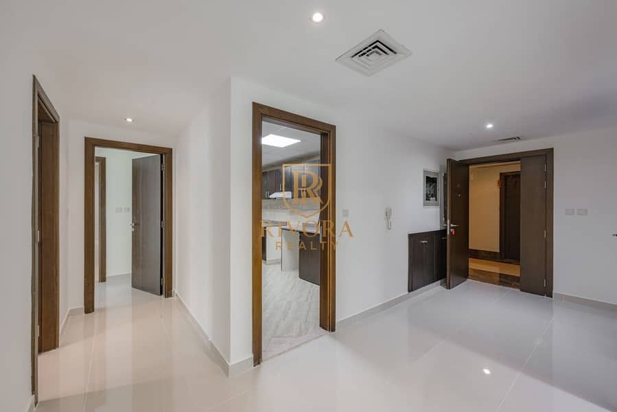 23 Livingroom Hallway (14). jpg