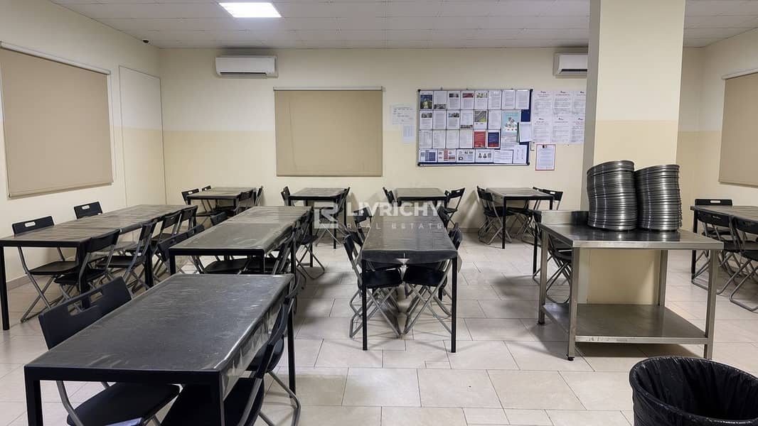 3 DyE7M. jpg