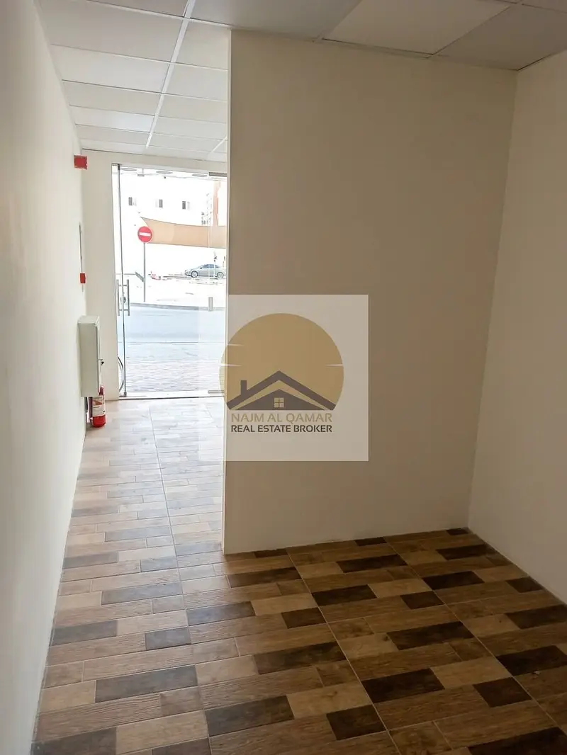 322 SQFT COMMERCIAL SHOP AVALIBLE NEAR TO ABUBAKER METRO 60K IN 4 CHEQUES