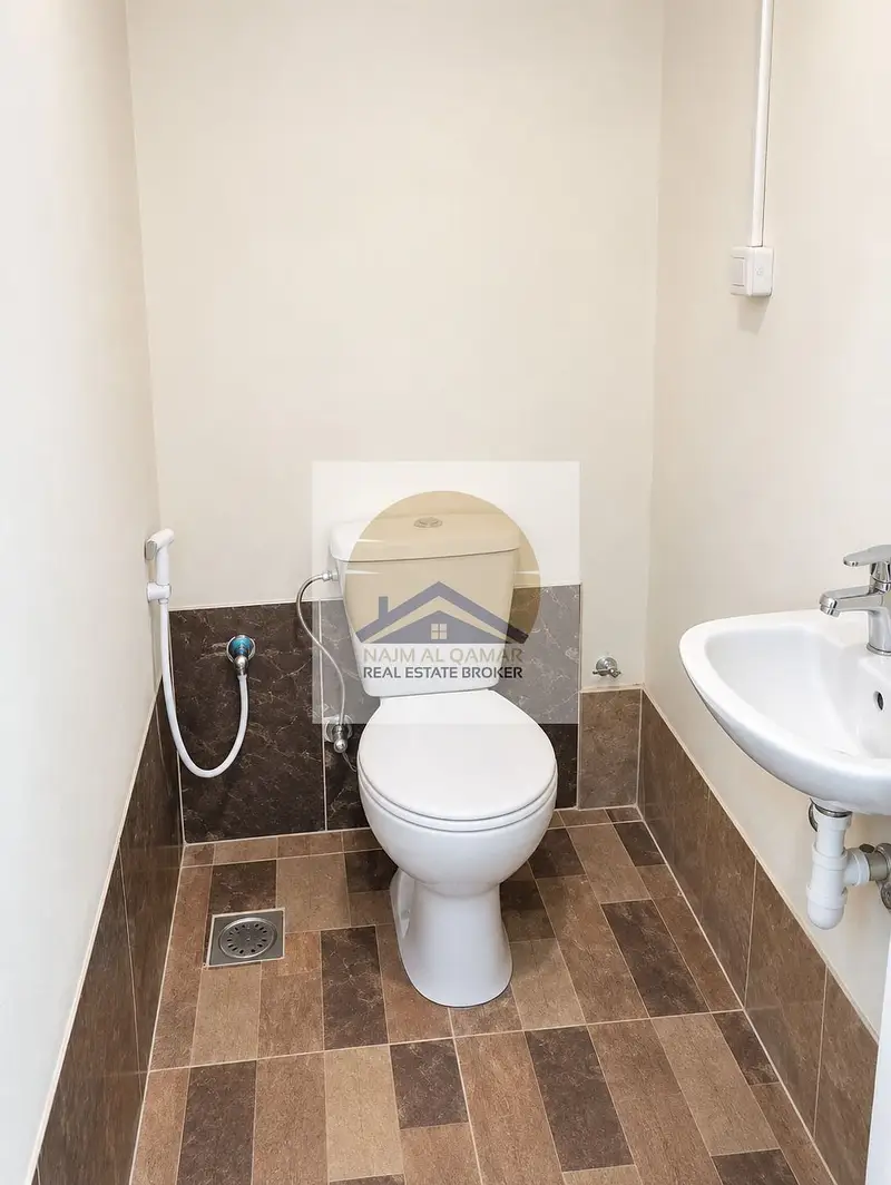 322 SQFT COMMERCIAL SHOP AVALIBLE NEAR TO ABUBAKER METRO 60K IN 4 CHEQUES