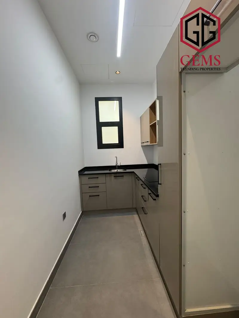 BRIGHT & SPACIOUS | HIGH-QUALITY | MAID ROOM
