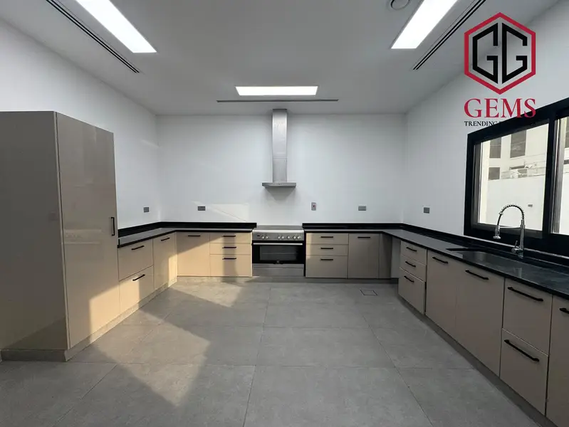 BRIGHT & SPACIOUS | HIGH-QUALITY | MAID ROOM