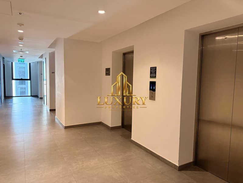 3 Studio Apartment with Pool View | East Village, Aljada