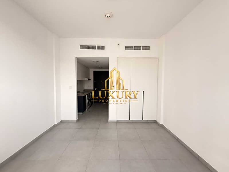 4 Studio Apartment with Pool View | East Village, Aljada