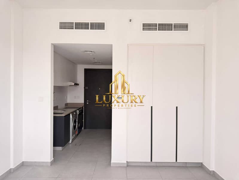 5 Studio Apartment with Pool View | East Village, Aljada