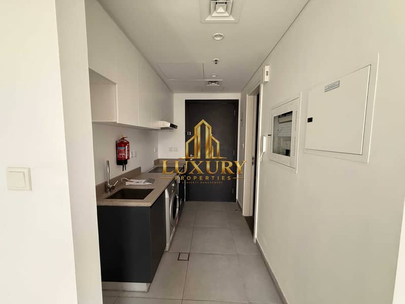 6 Studio Apartment with Pool View | East Village, Aljada
