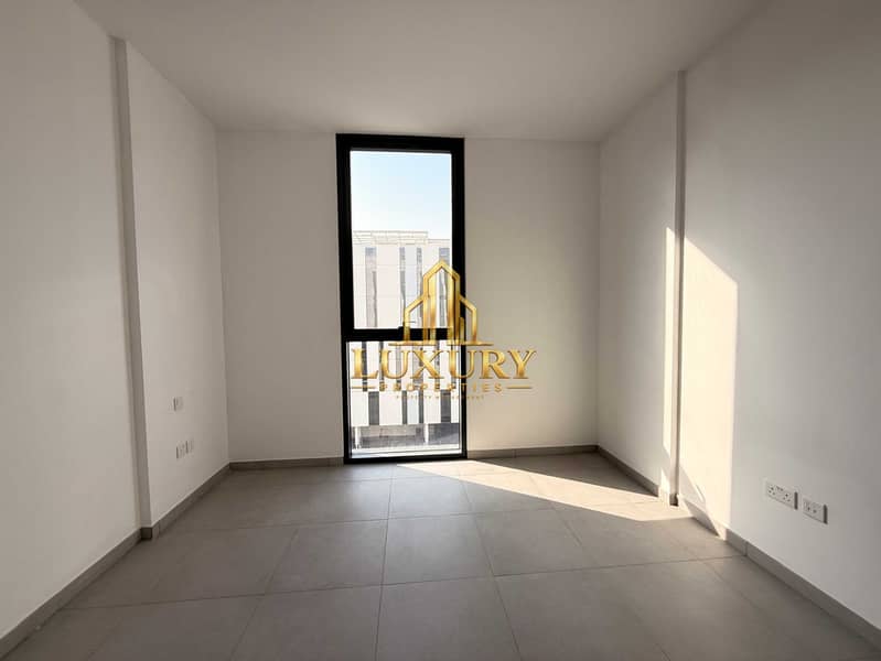 7 Studio Apartment with Pool View | East Village, Aljada