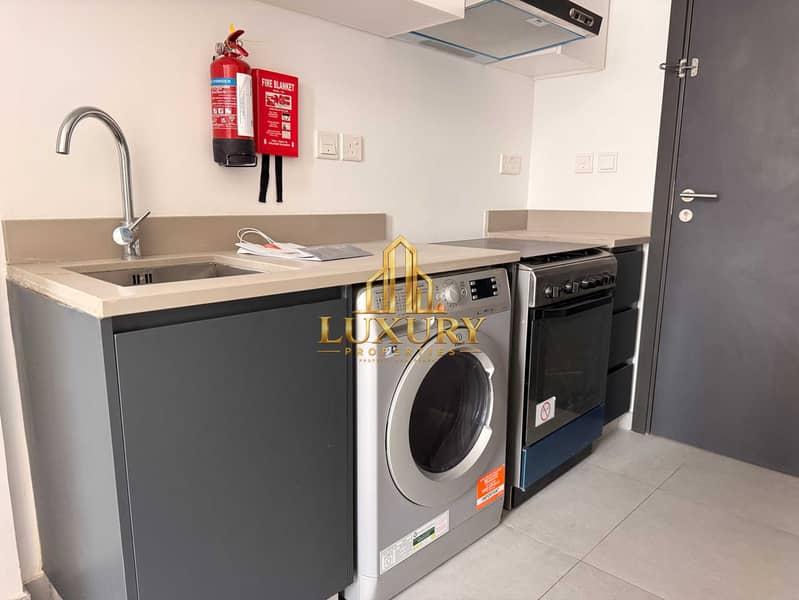 8 Studio Apartment with Pool View | East Village, Aljada