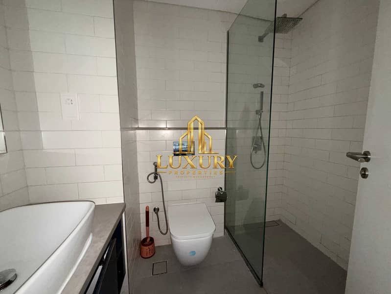 9 Studio Apartment with Pool View | East Village, Aljada
