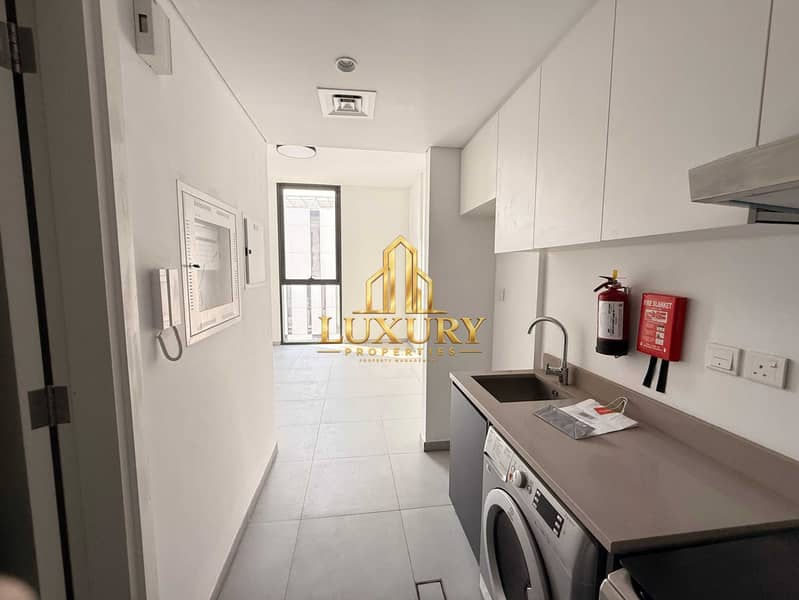 10 Studio Apartment with Pool View | East Village, Aljada