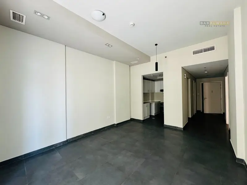 Bright premium quality 1 B/R with balcony