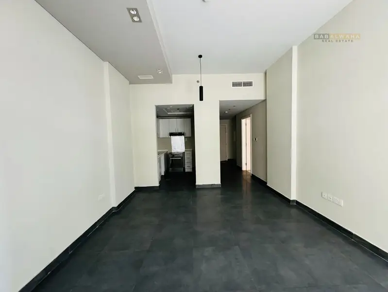 Bright premium quality 1 B/R with balcony