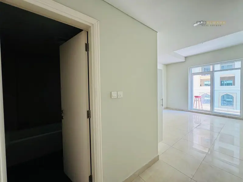 Bright premium quality 1 B/R with balcony