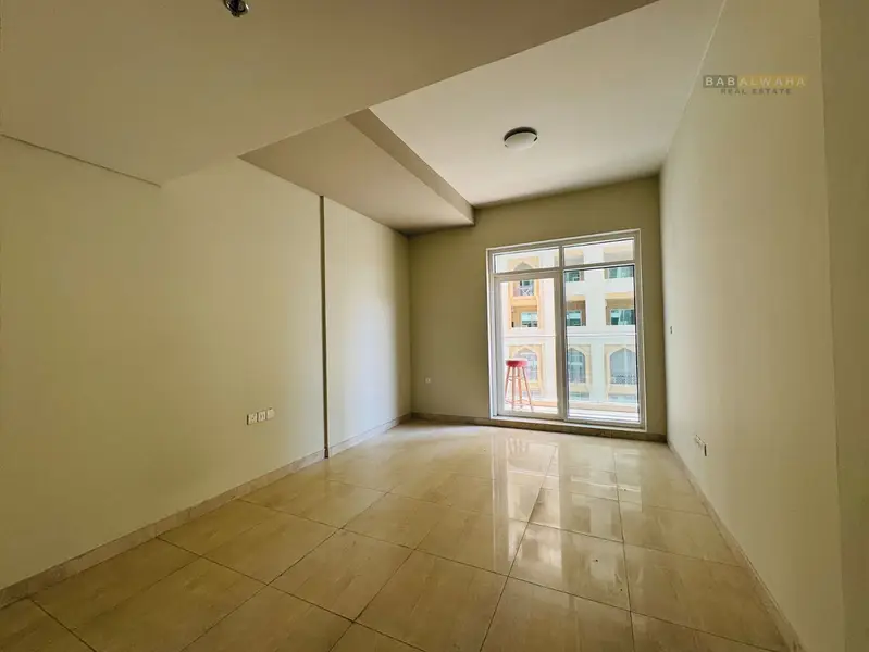 Bright premium quality 1 B/R with balcony