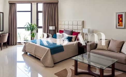 استوديو  للايجار في أرجان، دبي - Modern Hotel Bedroom with Teal Accents. png