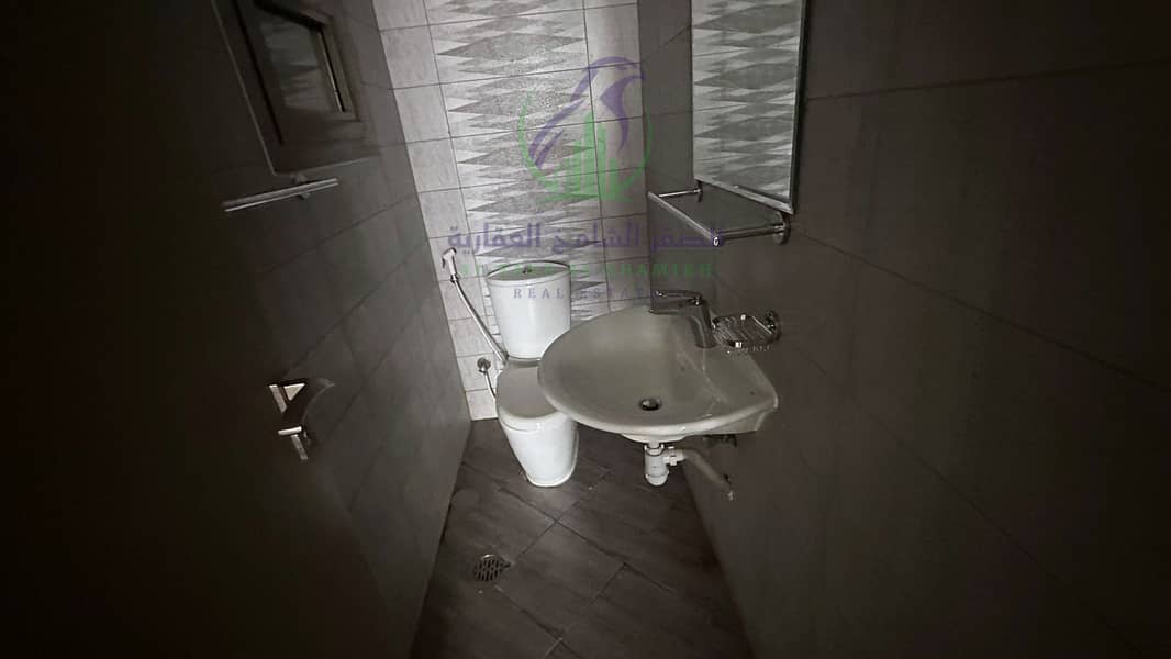 18 apartment-for-rent-3-bedroom-almmzr-alsharqh-bathroom-19. jpg
