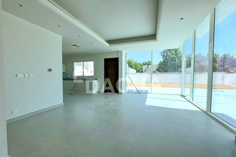 Vacant | Large Plot | Close to Park | 3BR