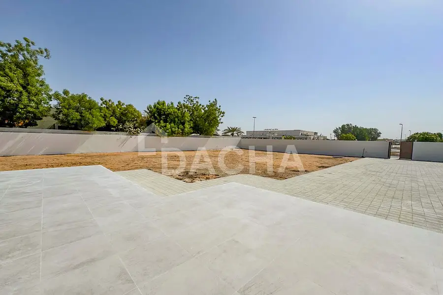 Vacant | Large Plot | Close to Park | 3BR