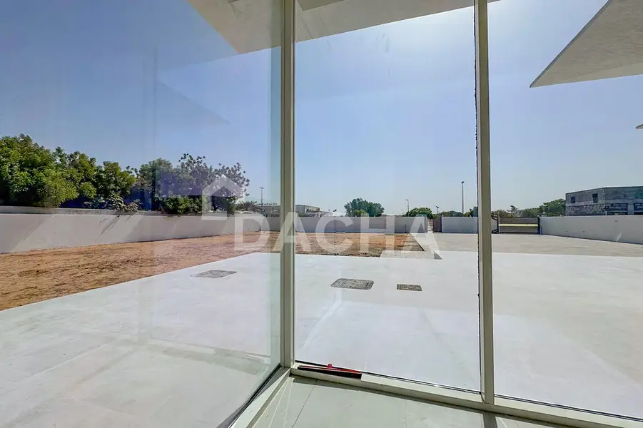 Vacant | Large Plot | Close to Park | 3BR