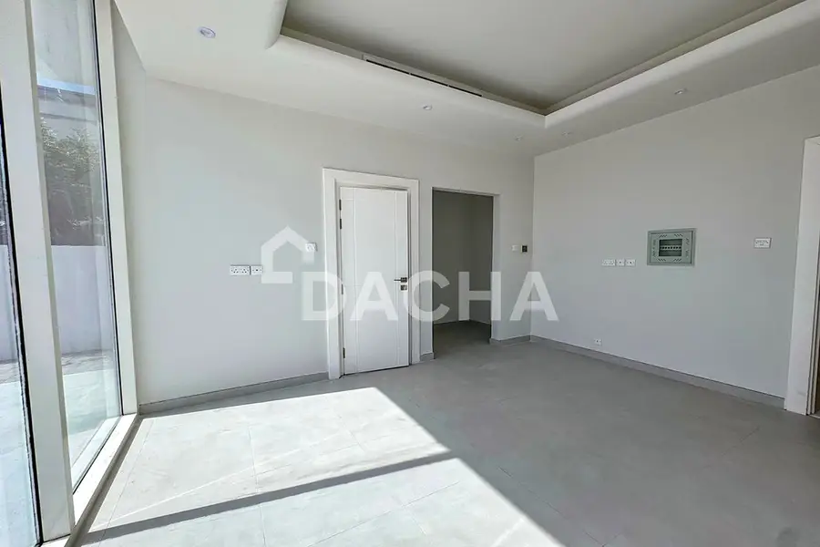 Vacant | Large Plot | Close to Park | 3BR